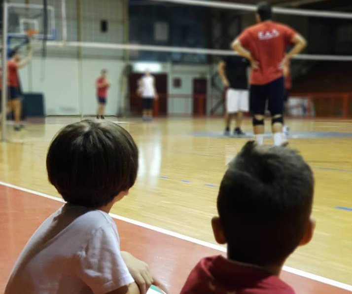 Αν θέλετε το παιδί να ασχοληθεί με τον αθλητισμό… φέρτε το στο γήπεδο από νωρίς!